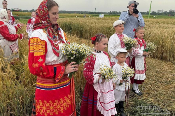 На брянской выставке «День поля» провели обряд зажина первого снопа