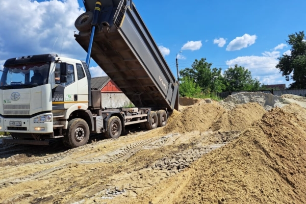В Комаричском районе приступили к заготовке песка для приготовления песко-соляной смес