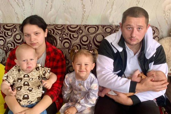 В комаричской семье Евгения и Ангелины Еськовых родился третий ребенок