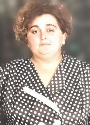 Комаричский сад №3: поздравляет сотрудницу с днем рождения