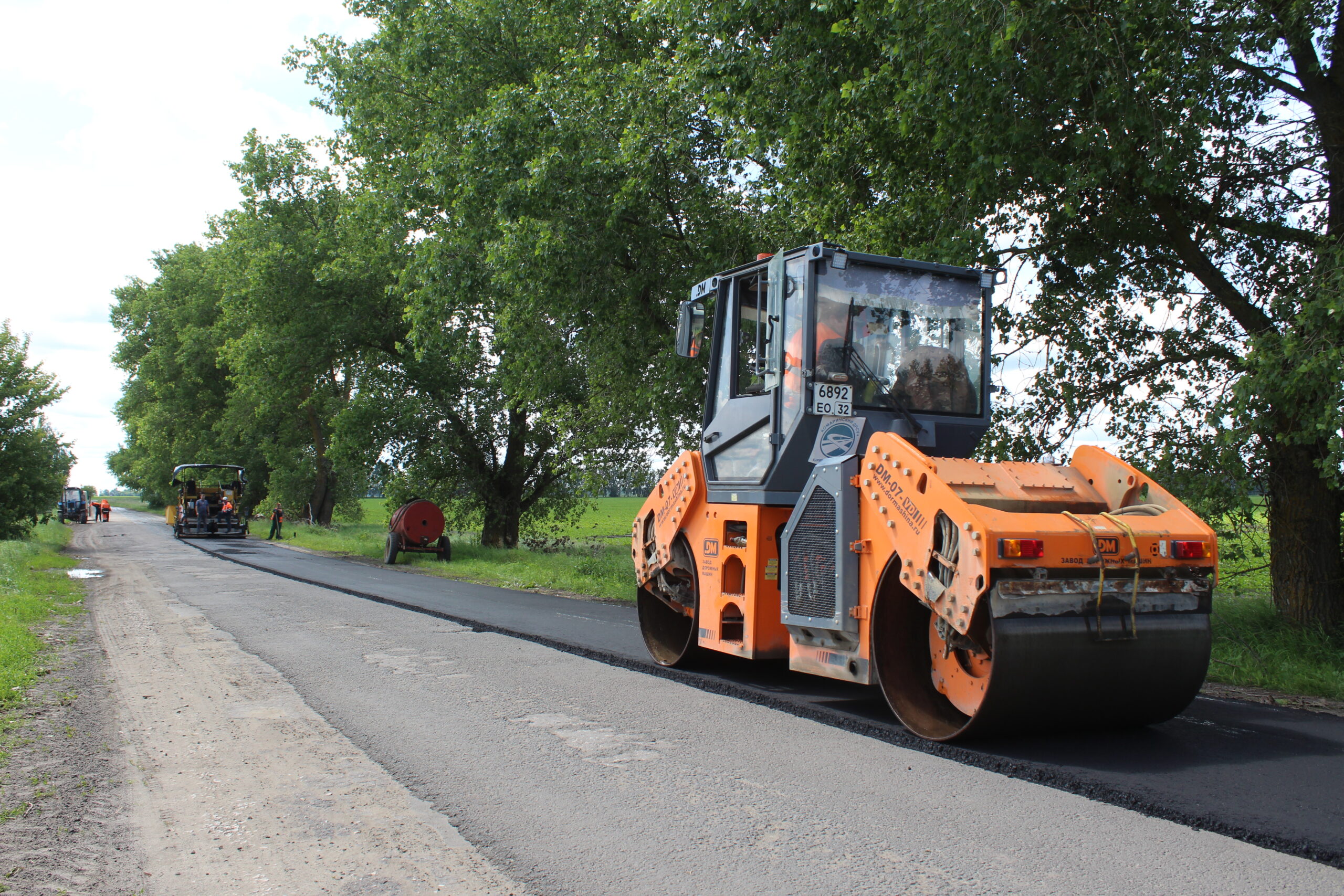 В Комаричском районе идет ремонт дороги Комаричи — Кокино