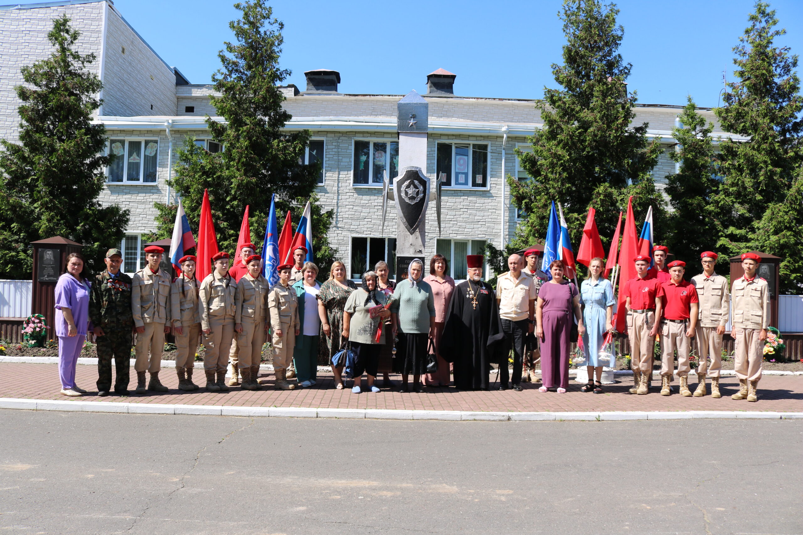 В Комаричах состоялось возложение цветов к Вечному огню, приуроченное ко Дню образования Брянской области