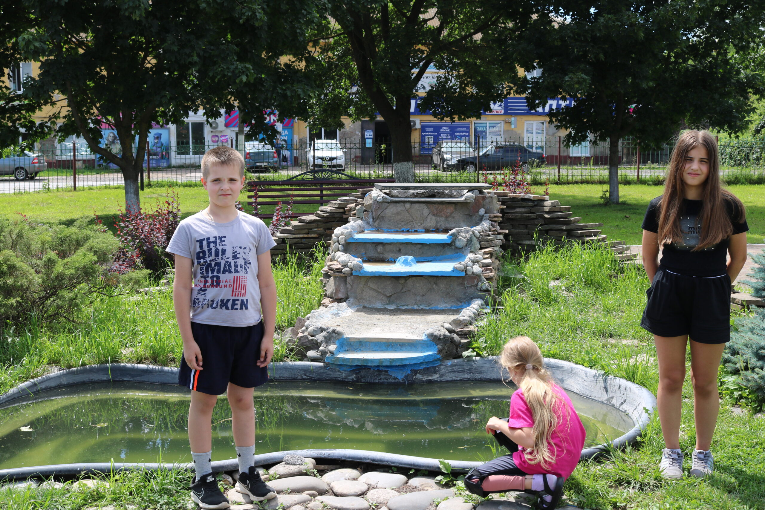 Каждый раз, приезжая сюда, я вижу, как улучшается облик нашего поселка Комаричи