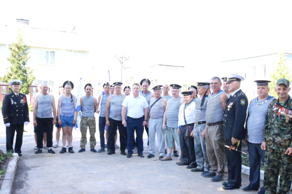 В поселке Комаричи состоялось торжественное построение, посвященное Дню Военно-Морского Флота.