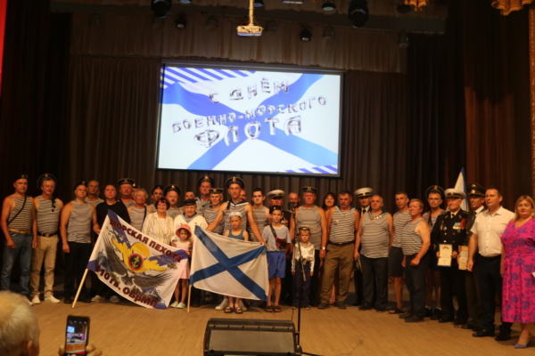 В Комаричах прошел торжественный концерт, посвященный Дню Военно-Морского Флота