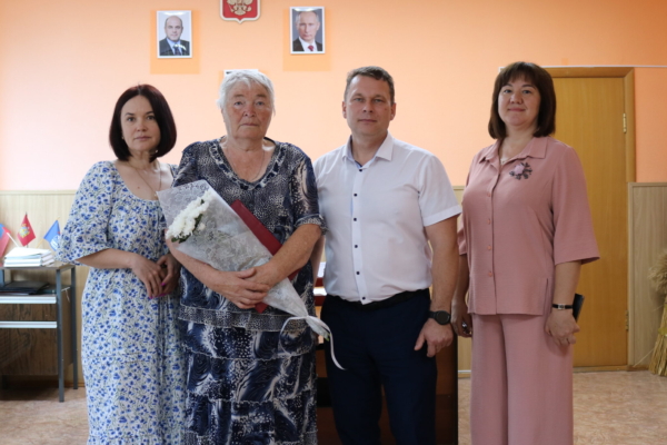 В администрации Комаричского района состоялось чествование заслуженного учителя РФ Валентины Васильевны Гоголь