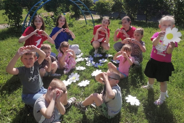 Ативисты «Движение Первых» МБОУ Комаричской СОШ№2 совместно с воспитателями организовали мастер-класс по изготовлению ромашек для воспитанников детского сада №3