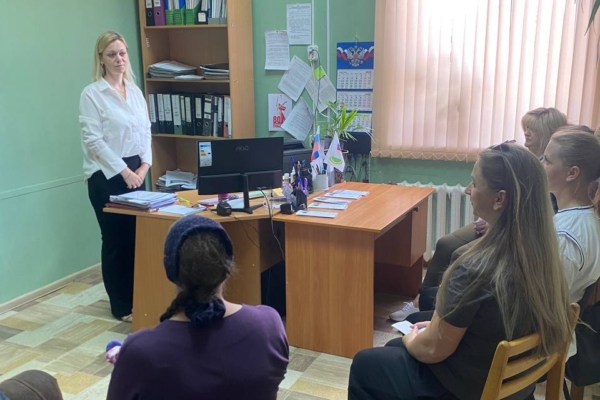 В отделе социальной защиты населения Комаричского района многодетным родителям рассказали о доступных мерах социальной поддержки