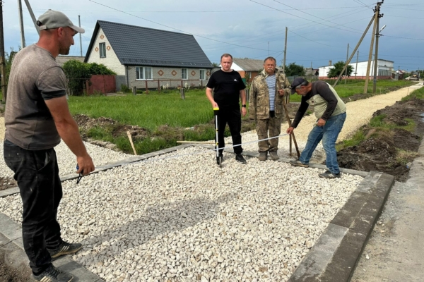 В поселке Комаричи продолжаются работы по устройству тротуара