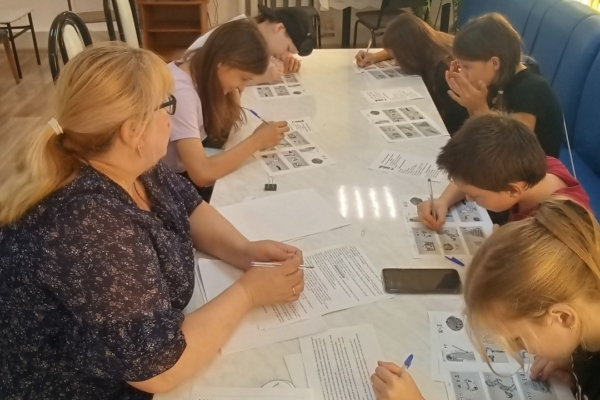 В Комплексном центре социального обслуживания населения Комаричского района провели интеллектуально-развлекательную игру «Правовое колесо»