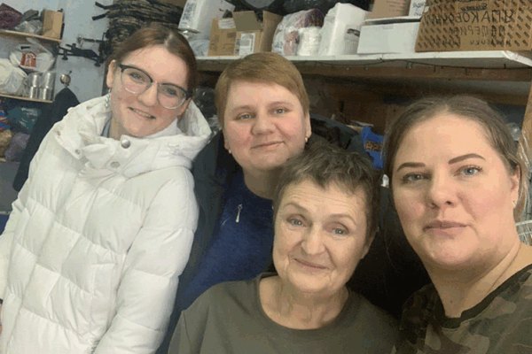 Рукодельницы новозыбковского отделения «Швейбат 32» помогают солдатам тёплыми вещами