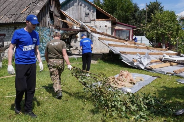 В Климово брянские волонтёры помогли устранить последствия разрушительного урагана