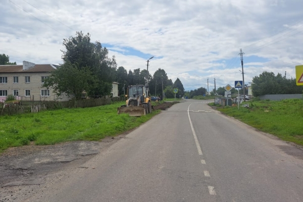 В поселке Комаричи начали работы по устройству тротуара