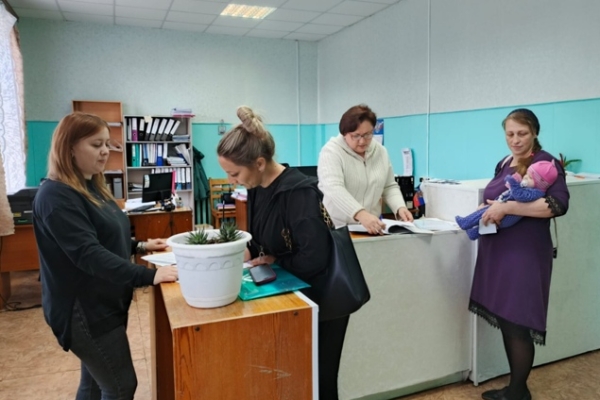 Отдел соцзащиты Комаричского района принимает заявления от многодетных семей для помощи к учебному году