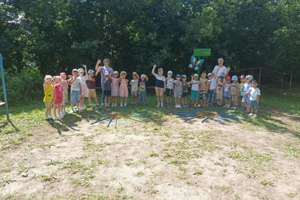 В Комаричском детском саду №2 прошел спортивный праздник «Лето заглянуло к нам!»