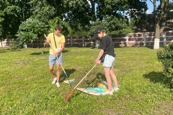 Учащиеся Комаричской школы №2 провели субботник в сквере Незымаева
