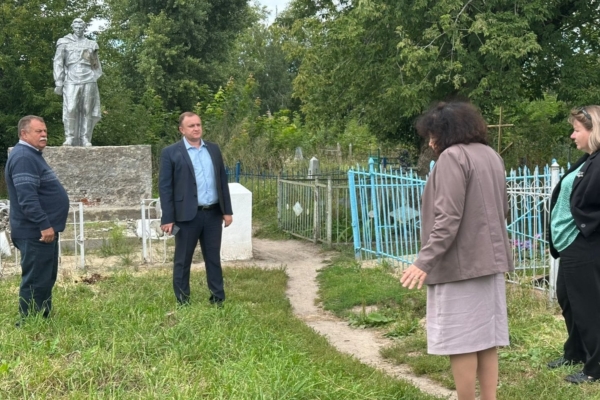 В Комаричском районе проинспектиовали ход работ на объектах, проводимых в рамках национального проекта «Формирование комфортной современной городской среды»