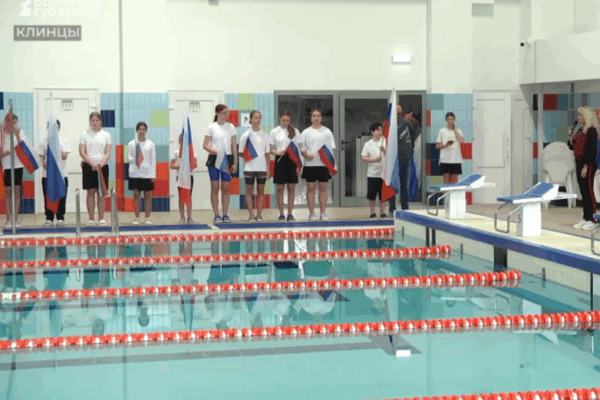 В Клинцах состоялась эстафета по плаванию, приуроченная ко Дню флага России