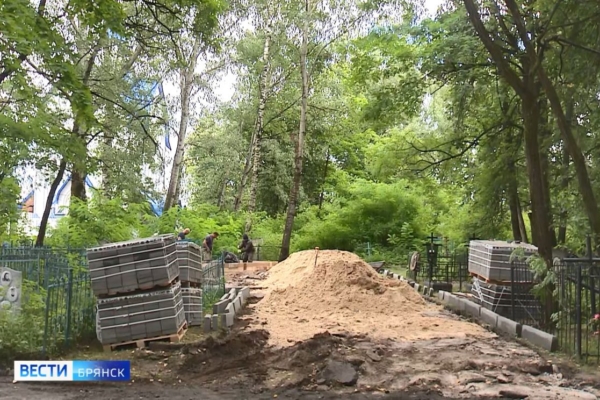 В Брянске начались работы по благоустройству братской могилы, расположенной на улице Чехова