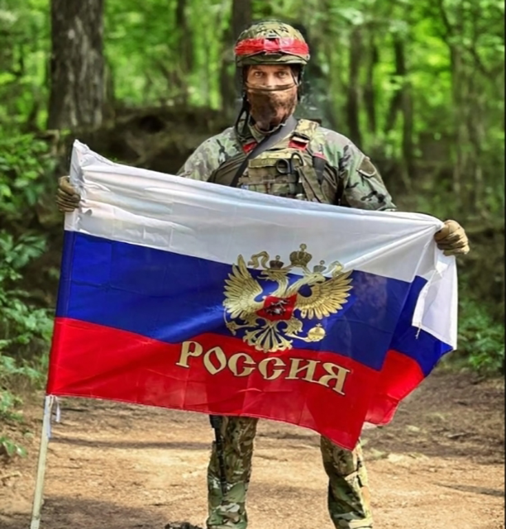 Пусть флаг России гордо реет,  и каждый воин свято верит,  в страну родную и народ,  и что победа к нам придет!