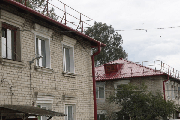 В Локте и Погребах активно ремонтируют крыши жилых домов