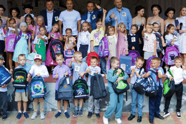 В Брянске 40 будущих первоклассников получили ранцы с учебными принадлежностями