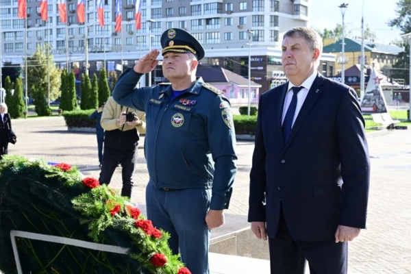 Глава МЧС России Александр Куренков почтил память брянских Героев Великой Отечественной войны