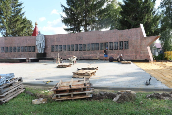 В Стародубе продолжается обновление Стены Памяти