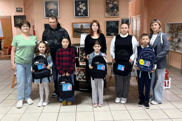 Брянские полицейские собрали 18 школьных наборов для детей из приграничья