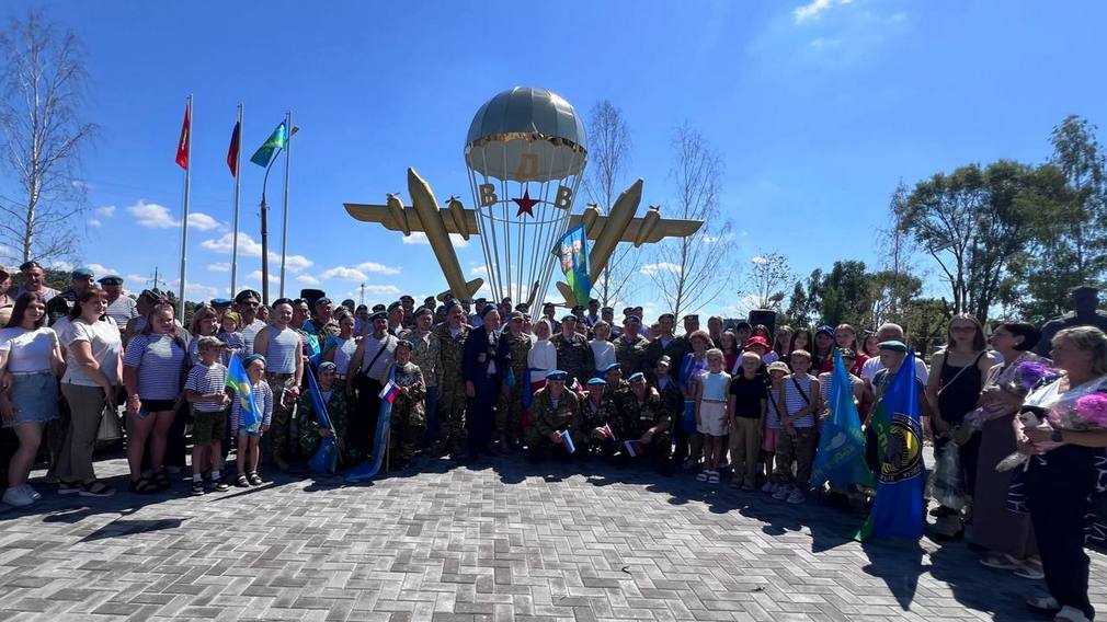 Климовский район отметил 95-летие ВДВ открытием нового сквера и памятного знака