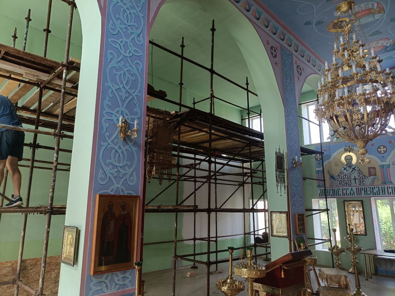 В Храме Троицы Живоначальной в поселке Комаричи начался новый этап преображения