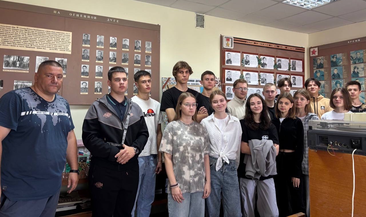 В школьном музее Комаричской СОШ №1 провели экскурсию, посвященную исторической битве на Курской дуге