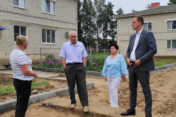 В поселке Чемерна Клинцовского района Брянской области активно ведутся работы по благоустройству дворовой территории