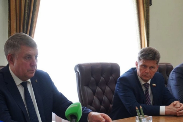 Губернатор Брянской области встретился с гендиректором ООО «Газпром трансгаз Москва» Александром Бабаковым