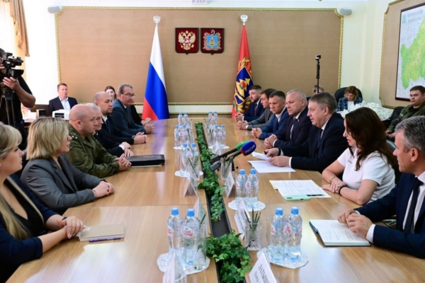 Александр Богомаз пообщался с волонтерами и военными медиками