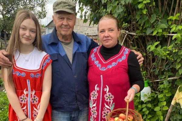 Комаричский район: Яблочный Спас с подарками от Дерюгинского клуба