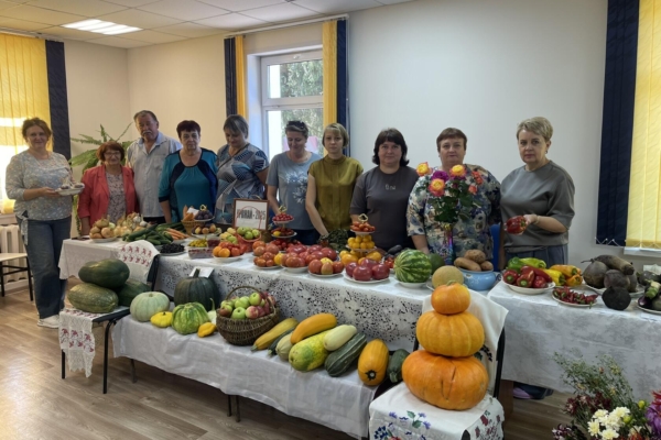 В Комплексном центре социального обслуживания населения Комаричского района проходит выставка урожая