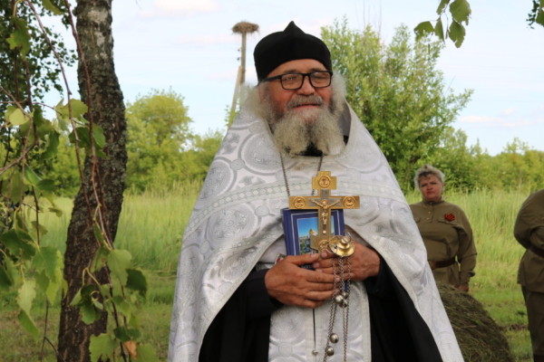 Протоиерей Александр Кунегин поздравляет комаричан с праздником