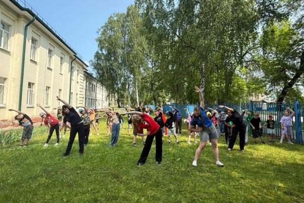 Зарядка со стражем порядка: транспортные полицейские Унечи провели для детей общероссийскую акцию