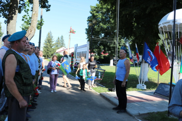 Комаричские десантники отмечают День ВДВ