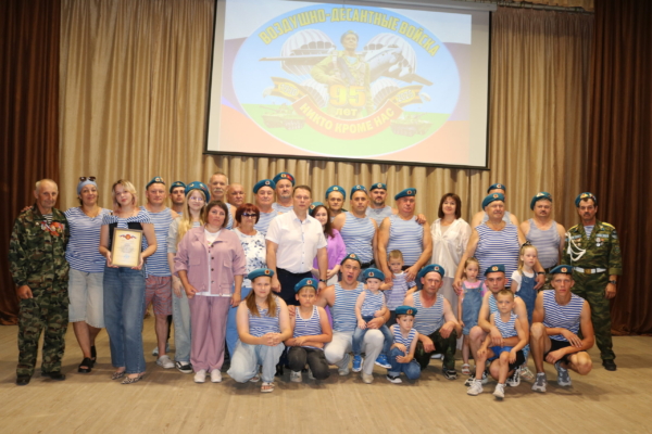 В Комаричском районном доме культуры состоялось чествование воинов-десантников