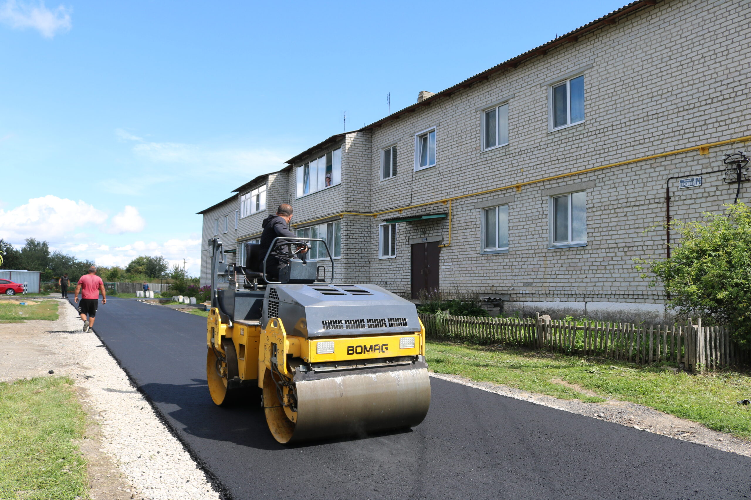 В поселке Комаричи активно ведутся работы по улучшению городской среды, затрагивающие как жилые дворы, так и памятные места