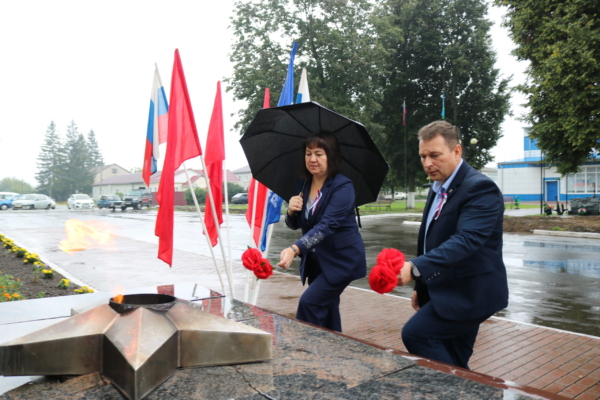 В Комаричи почтили память Героев: торжественное возложение цветов