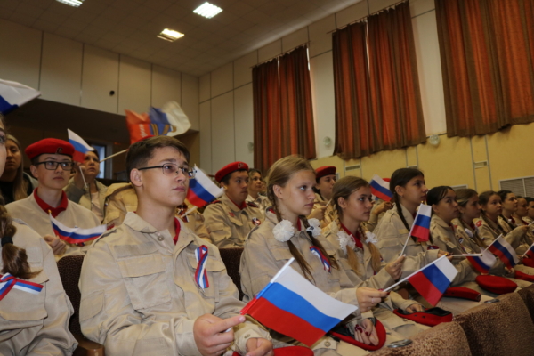 Праздник триколора: Торжественное мероприятие в Комаричском доме культуры