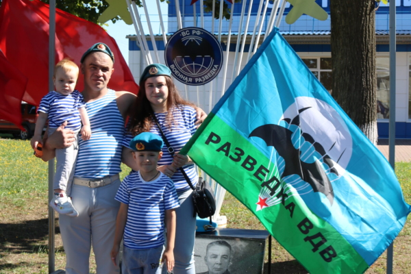 Поздравляем всех десантников Комаричского района с Днем Воздушно-десантных войск