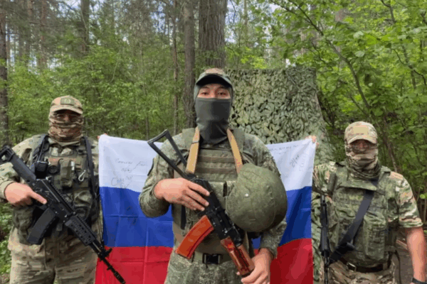 Бойцы СВО выразили брянцам поздравления с Днем флага России