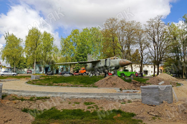 В Новозыбкове продолжаются работы по благоустройству сквера у Самолета