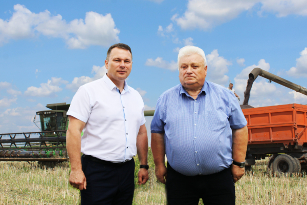 Руководство Комаричского района регулярно выезжают на уборочную в поля