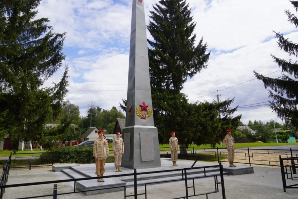 В брянском поселке Локоть отреставрировали памятник комсомольцам и подпольщикам