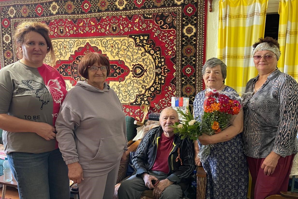 Сотрудники Комплексного центра социального обслуживания населения Комаричского района поздравили с юбилеем жительницу поселка Лопандино